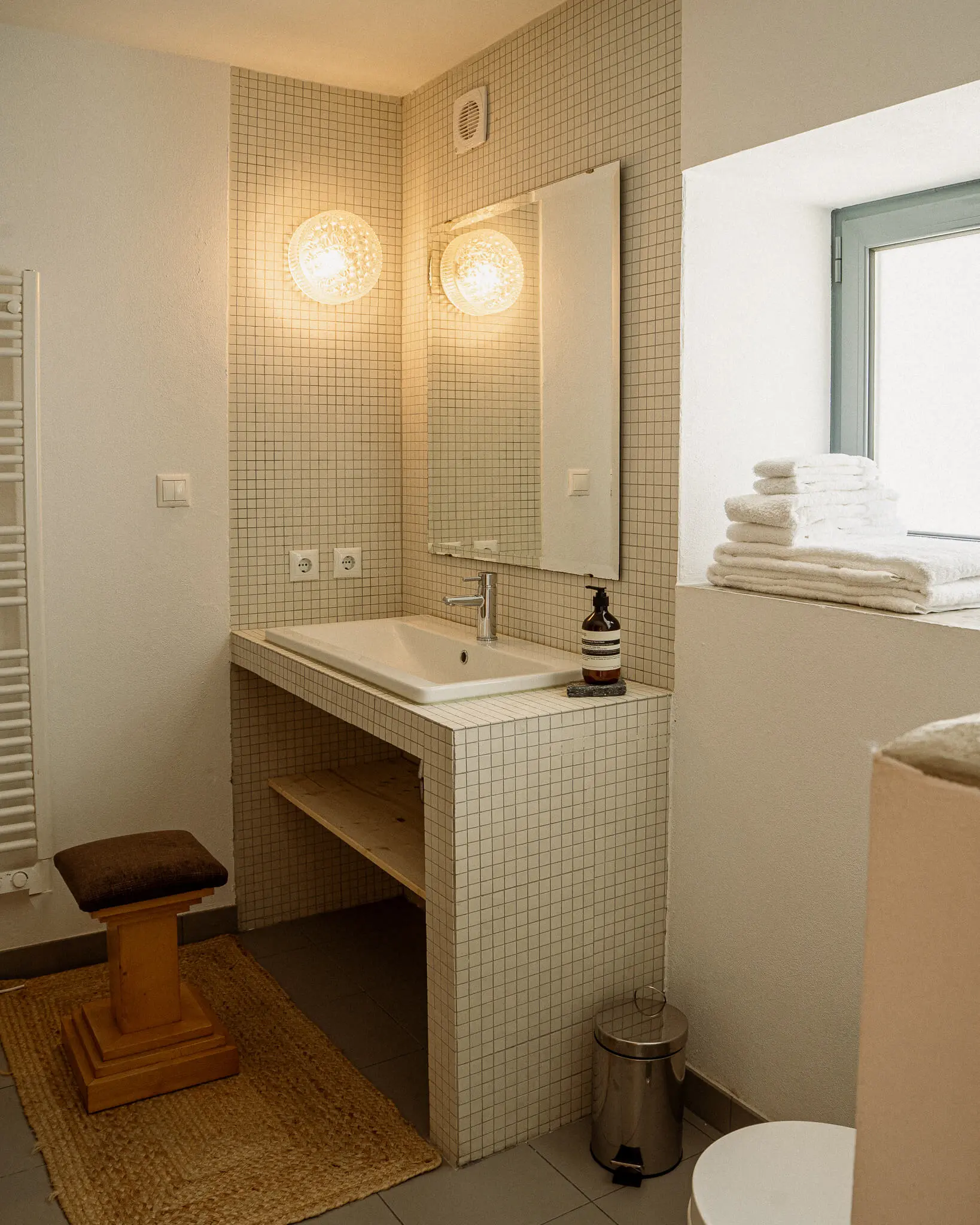 Guest bathroom with sink and toilet (floor 0)