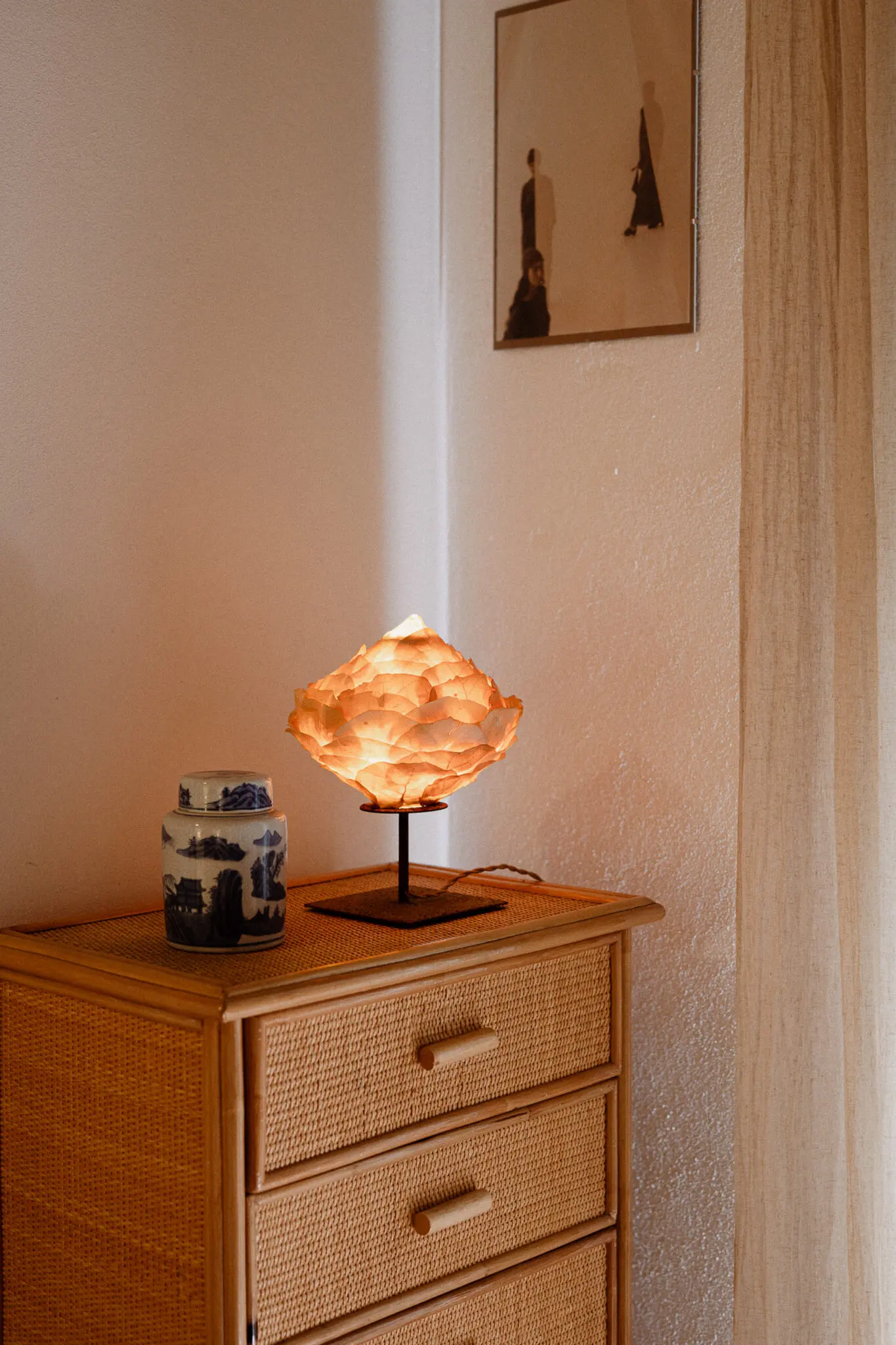 Commode and lamp in guest room (floor 0)