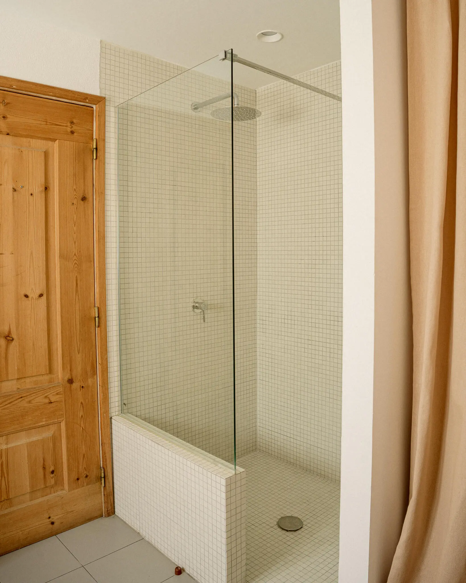 Walk-in shower in the guest bathroom (floor 0)